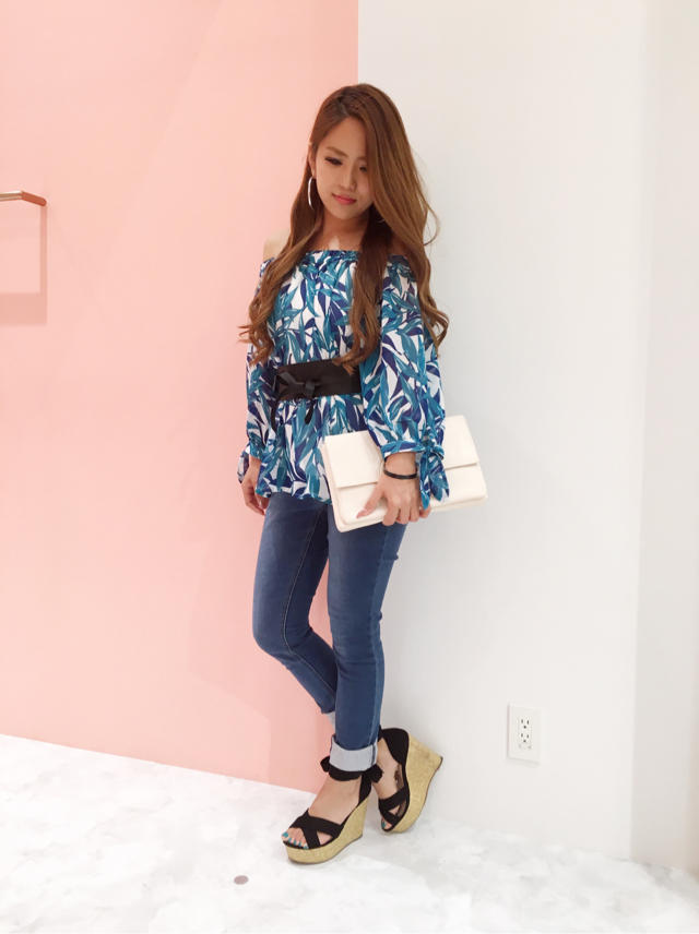 ルックブック掲載♡リーフ柄オフショルトップス入荷♡ポイントアップ本日まで！