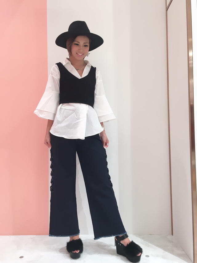 ニットビスチェ付シャツ☆いよいよ明日よりノベルティースタート＼(^o^)／Chihiro