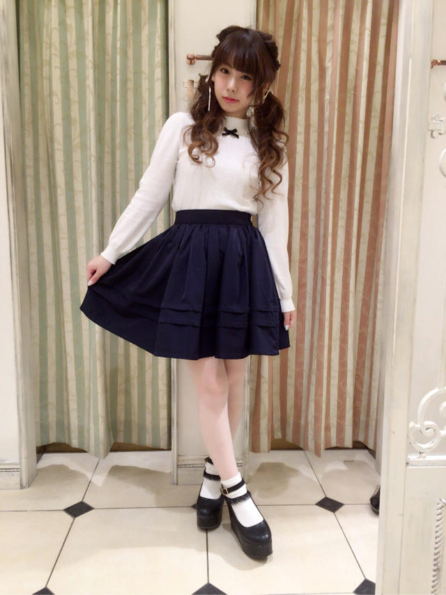 渋谷店♡ネイビースカートで大人コーデ