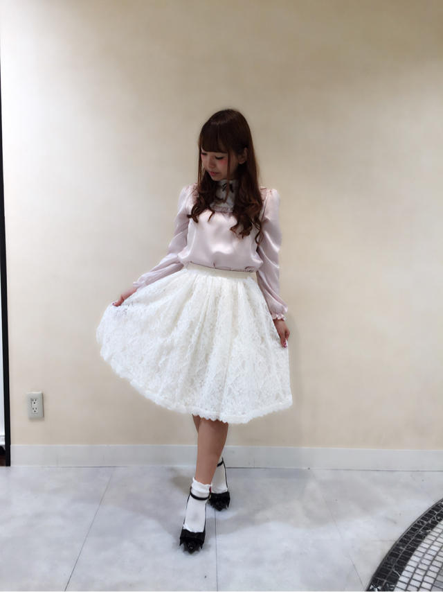 siori♡サテンブラウスで着回しCode♪総レースSKで大人可愛いく(*´艸｀*)