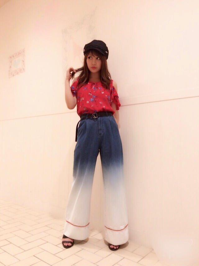 流行りのボタニカル柄を取り入れたレトロカジュアル…♡