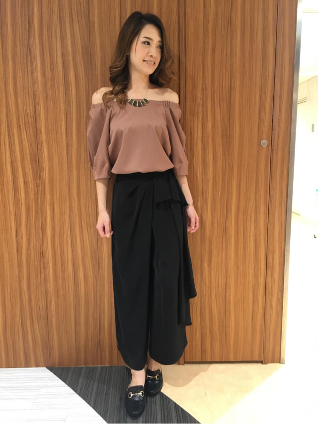 オフショルダーで肌見せ♡大人ヘルシー♪