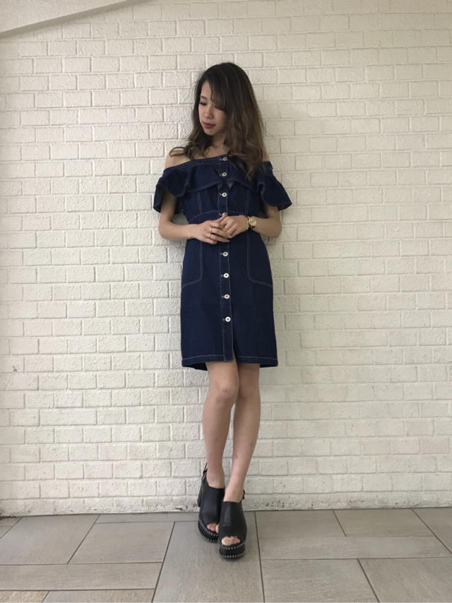 new オフショルデニムワンピ．miki