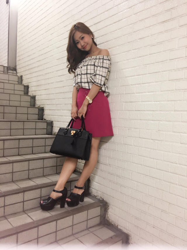 オフショル×タイトスカートで華奢見えLady code♡♡スタッフオフショット...✌︎ななみん