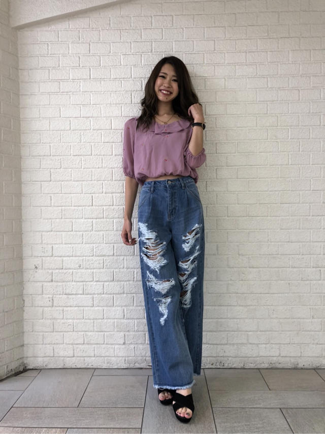 フリルでキュートに！小花刺繍ブラウス♡みい