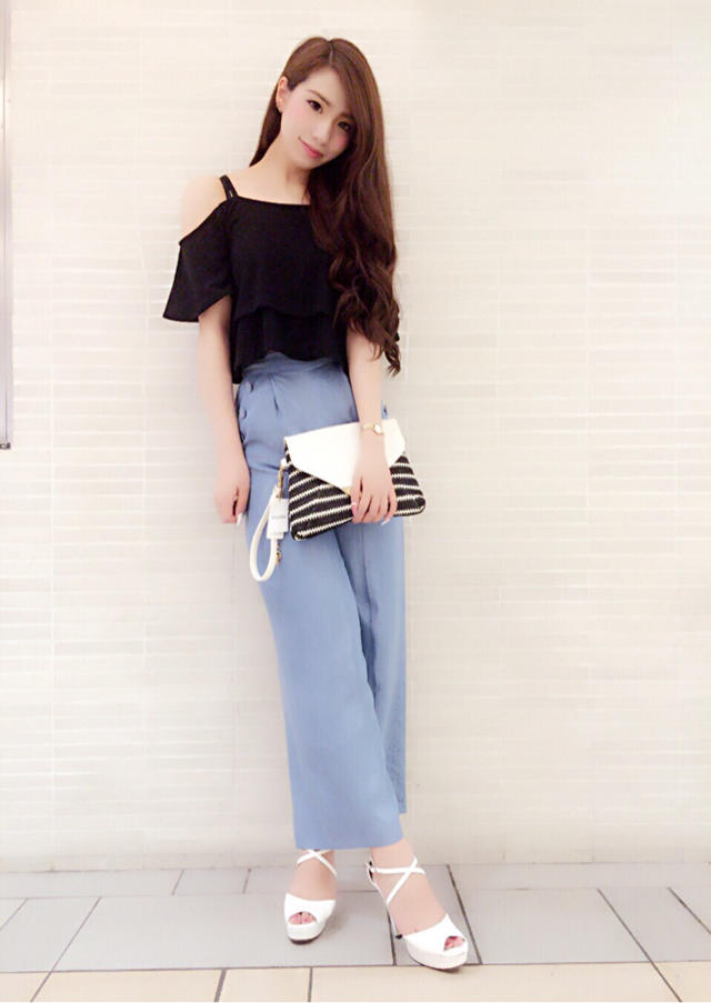 大人気の肩開き段フリルキャミ♡Ayaka