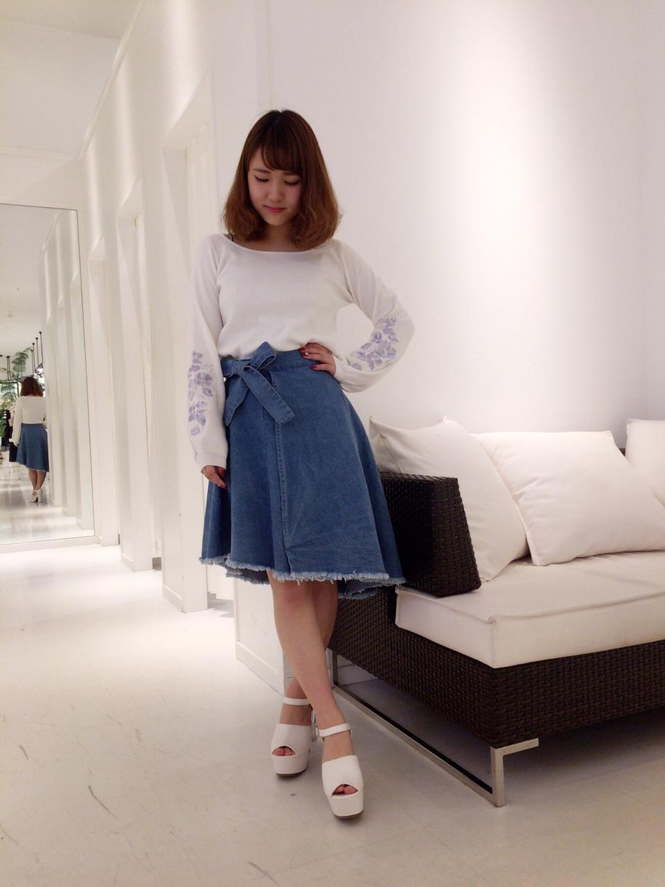 大人気★袖刺繍ニット