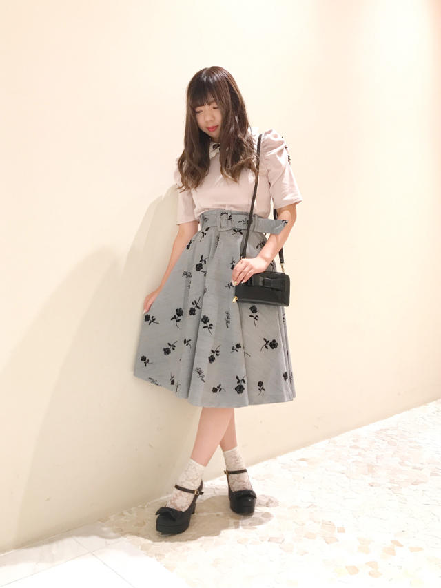 フロッキープリントが可愛い♡大人ガーリーコーデ！