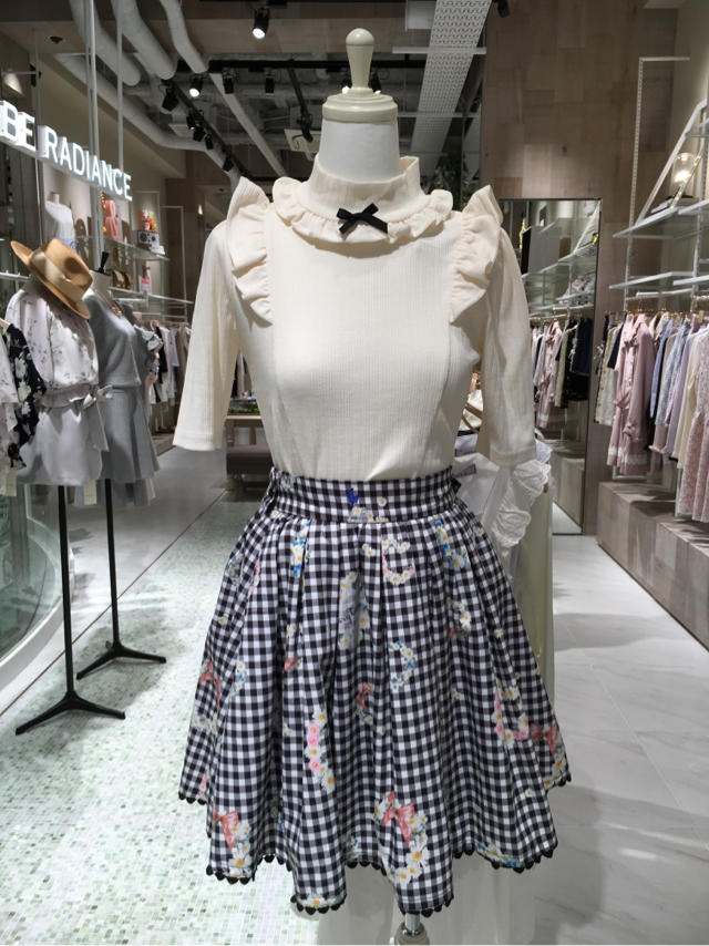 心斎橋路面店♡スカート1枚で春気分୨୧*°