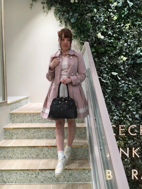 心斎橋路面店♡トレンドのピンクのトレンチコートを使った店頭code ୨୧⑅*
