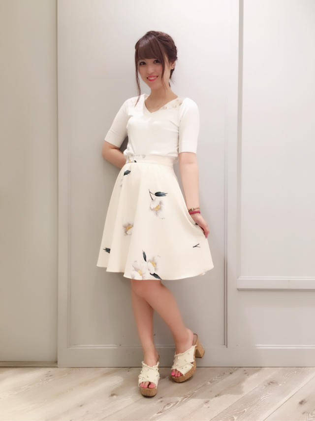 人気の刺繍ニットが夏でも着やすいデザインに♡RIHO