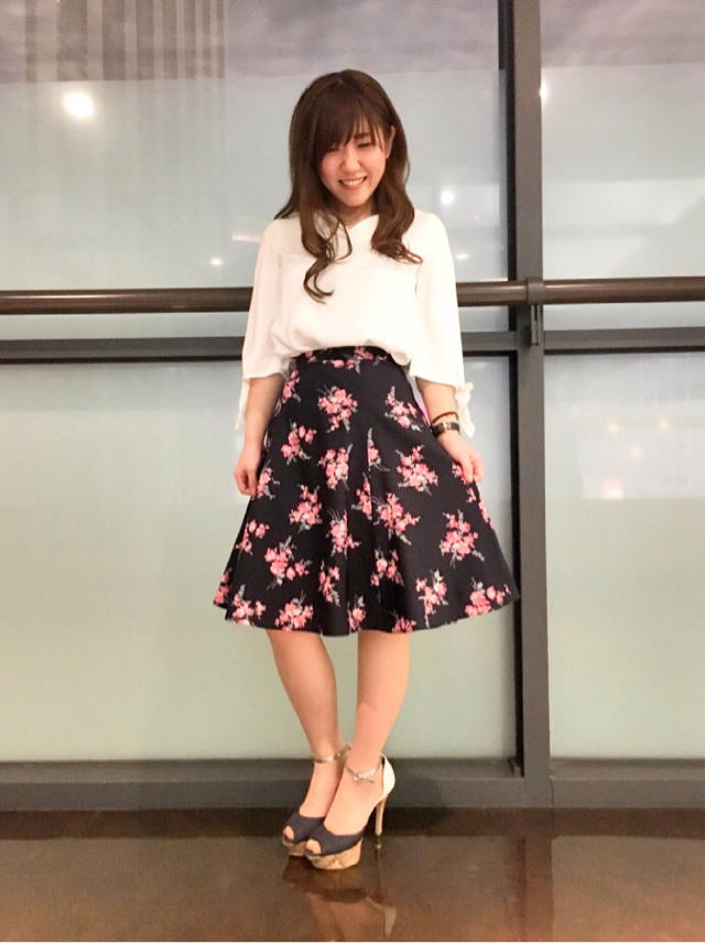 腕はチラ見せ♡ハートネックブラウス