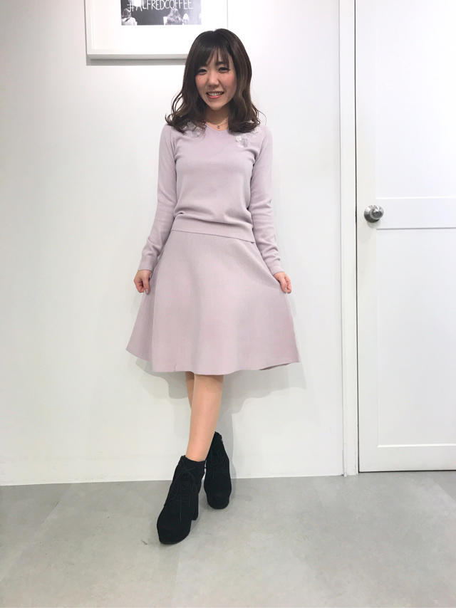 華やか+甘さ控えめ♡刺繍ニットアップ
