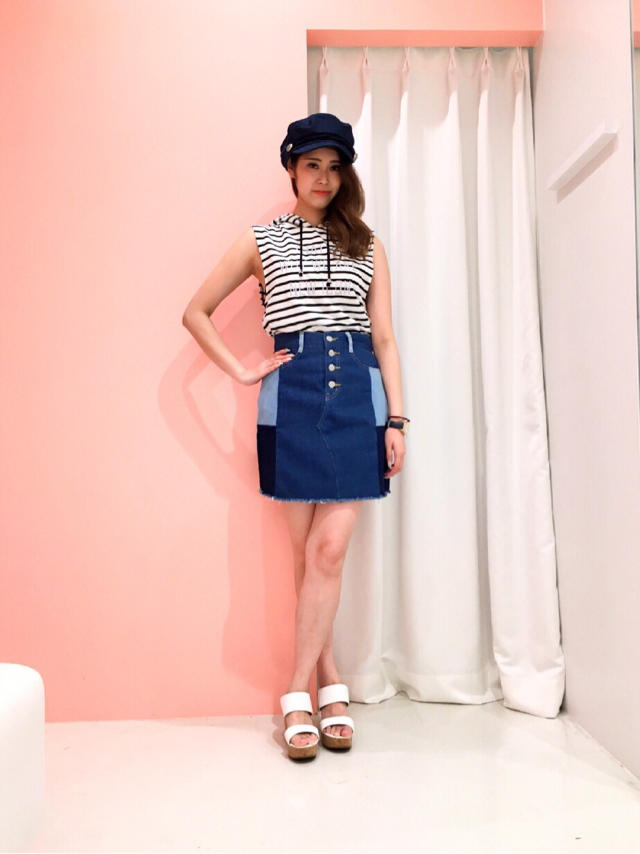 中高生にも大人気！！ロゴプリントパーカーコーデ♪みなみ