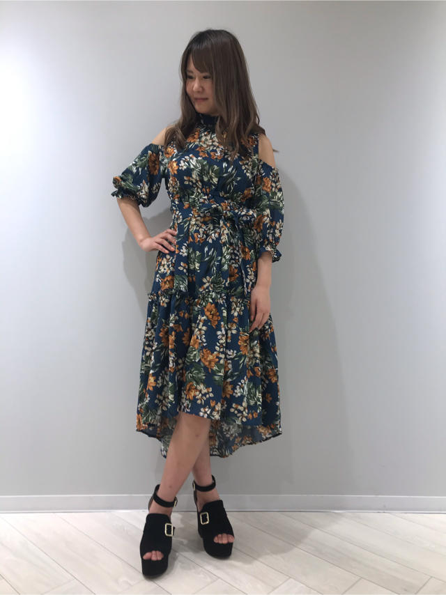 肩開き花柄ワンピース