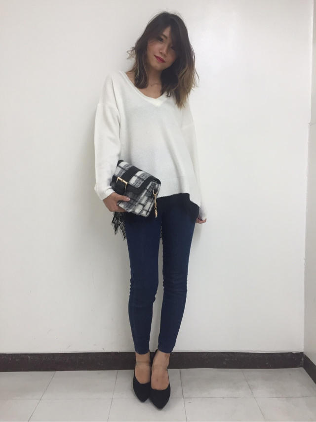 シンプルニットにレースで女性らしさを…❤︎