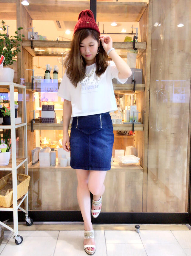 コーデ幅広がるロゴTシャツ&デニムタイトスカート♪大森