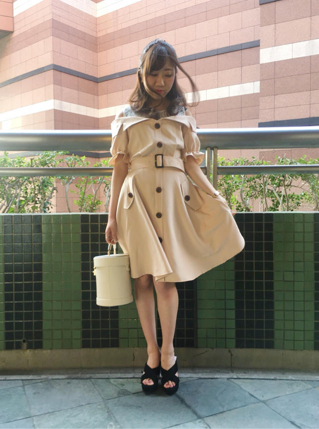 トレンチ風オフショルワンピでデートコーデ♡
