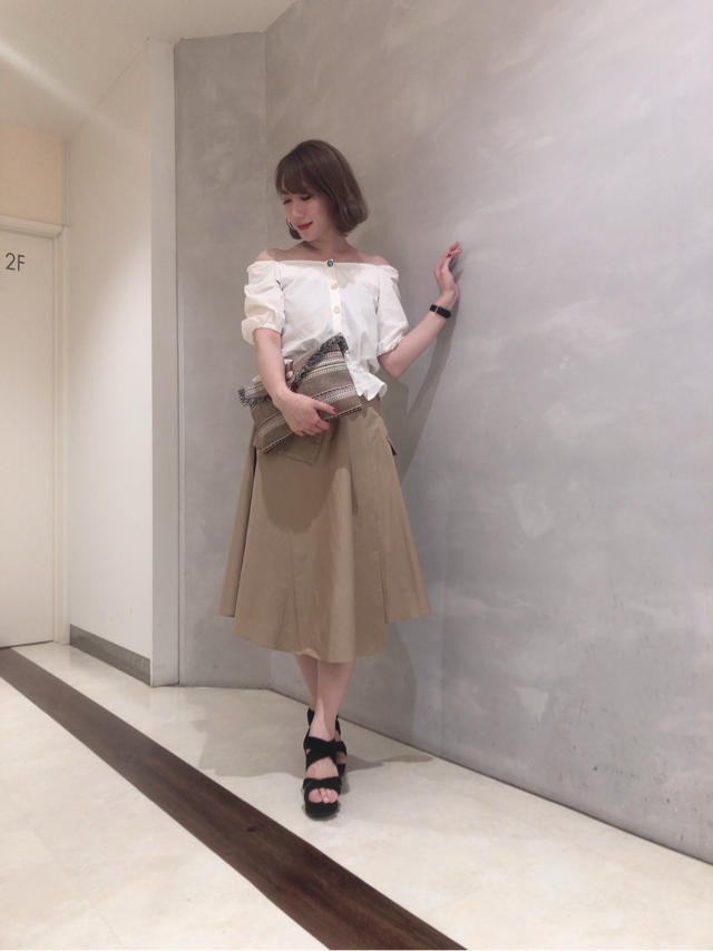 かわいいボタンがポイント♡パワショルブラウス♡増田