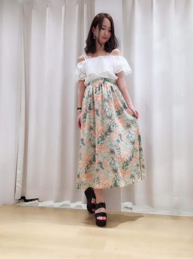 これからの季節にぴったり♡リーフプリントスリットスカート