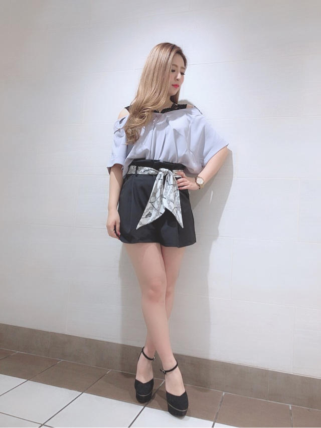 レイヤード風オフショルブラウス❤️スカーフベルトショートパンツ❤️