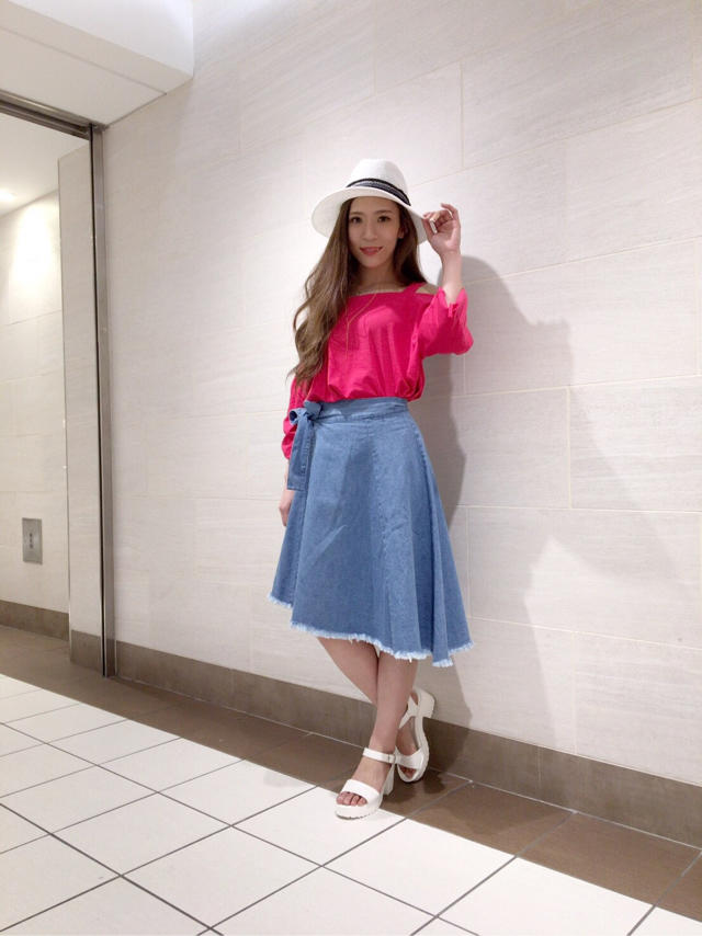 ビビットカラー×大人気デニムスカート☆まなみん