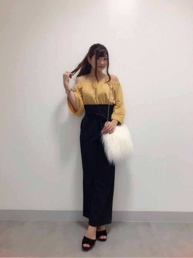 大胆オフショルで大人レディに♡なつみ