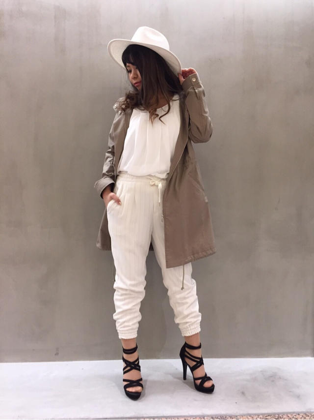 white×khaki⇒ラフなのにおしゃれカジュアルコーデ♡みか