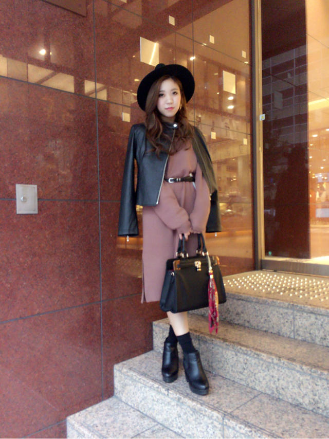 シンプルが可愛い♡スリット入りニットワンピース♡