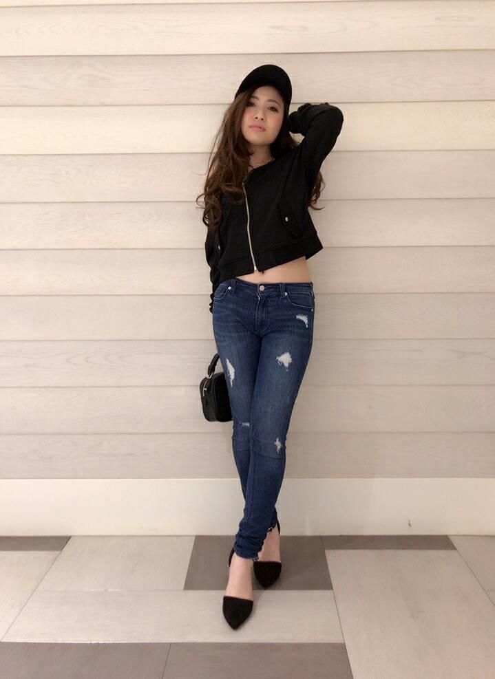 オフショルパーカーをトップスで☆前の店舗で全員集合写真☆ayae