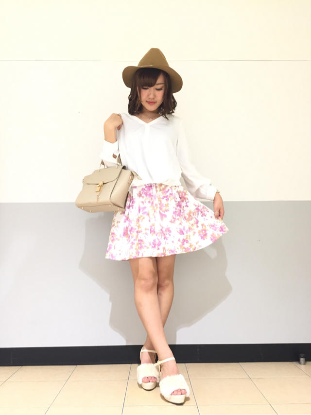 春先取りコーデ♡V字バックブラウス♡かなこ