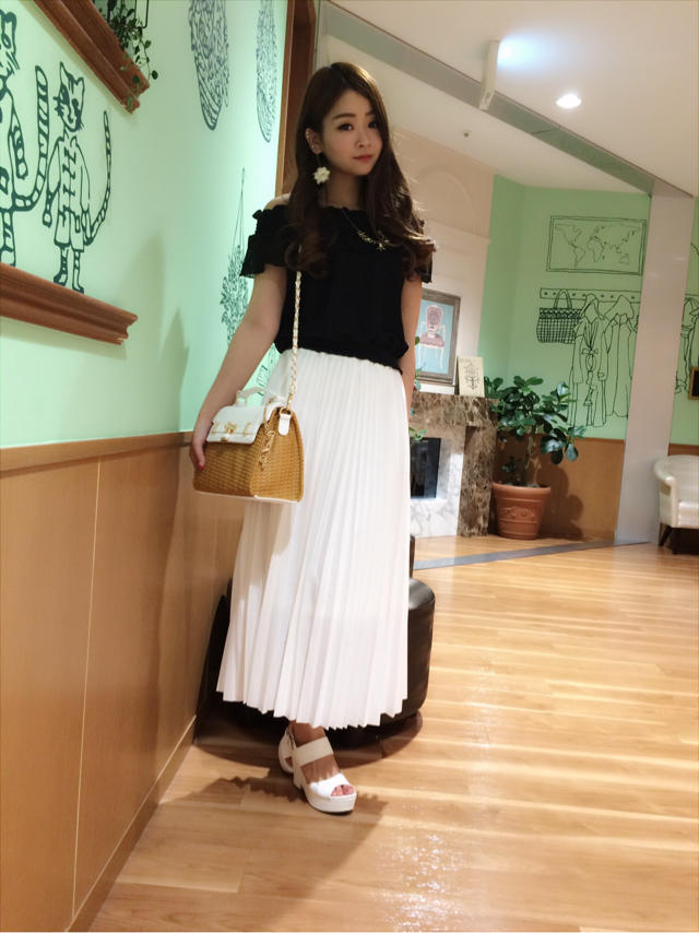 ショート丈オフショル×ロングスカートで綺麗めに♡♡オフショットも♪はるか