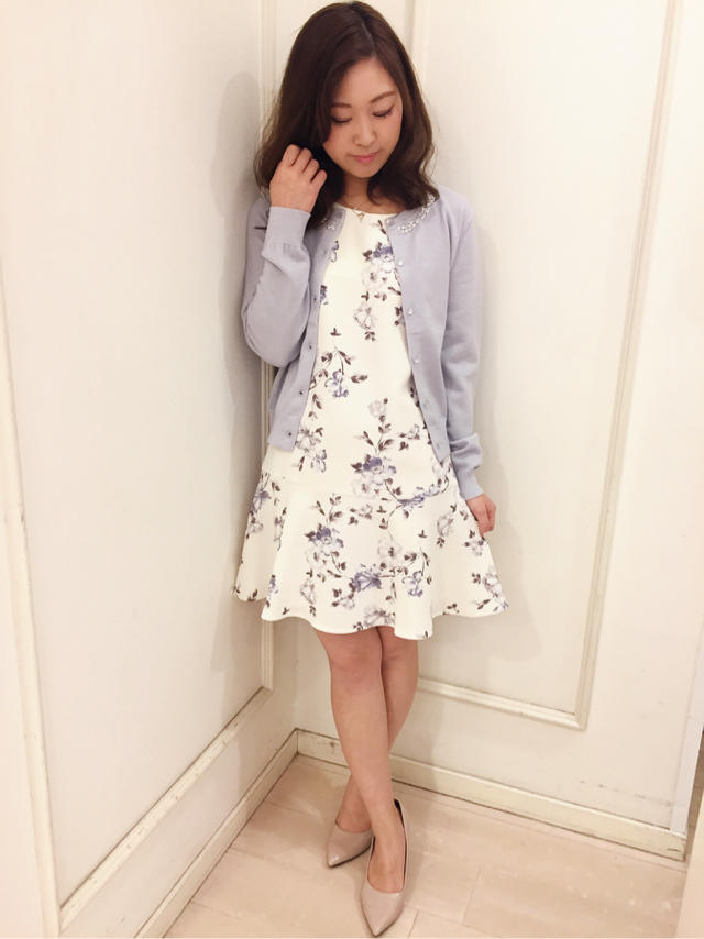 可憐な表情を演出♡花柄ワンピース