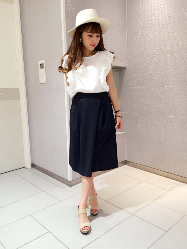 シンプルコーデにはこのブラウスがおすすめ♡